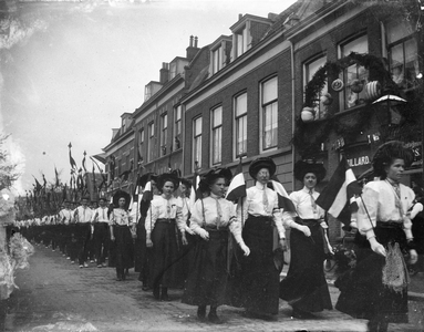 853328 Afbeelding van een optocht in de Oude Kerkstraat te Utrecht; rechts het Café G.W. de Vos (Oude Kerkstraat 27).